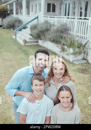 Béni avec le meilleur. une famille passant du temps ensemble à la maison Banque D'Images