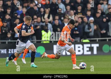 Blackpool, Royaume-Uni. 28th avril 2023. Charlie Patino #28 de Blackpool casse avec le ballon pendant le match de championnat de Sky Bet Blackpool vs Millwall à Bloomfield Road, Blackpool, Royaume-Uni, 28th avril 2023 (photo de Mark Cosgrove/News Images) à Blackpool, Royaume-Uni le 4/28/2023. (Photo de Mark Cosgrove/News Images/Sipa USA) crédit: SIPA USA/Alay Live News Banque D'Images