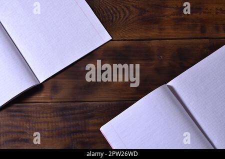 Photo d'un chéquier l'école blanc propre sur un fond en bois brun. Idée ou concept de messages. Beaucoup d'espace pour le texte Banque D'Images