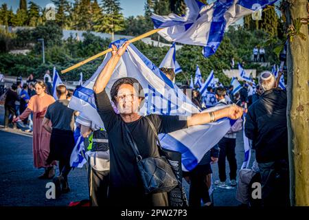 Jérusalem, Israël. 27th avril 2023. Un partisan de la réforme danse avec le drapeau israélien lors de la manifestation pro de la réforme. Les Israéliens en faveur de la réforme judiciaire qui divise le gouvernement ont pris part à une manifestation devant la Knesset à Jérusalem, dans la plus grande manifestation de droite du pays depuis près de deux décennies. Crédit : SOPA Images Limited/Alamy Live News Banque D'Images
