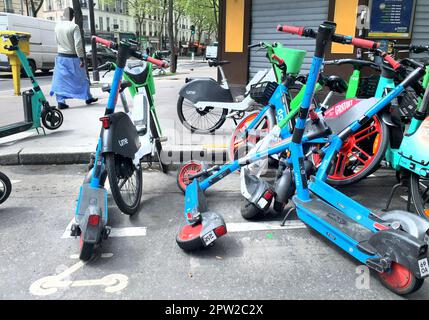 Paris, France. 28th avril 2023. Les scooters en libre-service sont éparpillés sur la chaussée à un coin de rue à Paris, vendredi, 28 avril 2023. Les Parisiens ont voté le mois dernier pour débarrasser les rues de la capitale française de la location de scooters électriques, avec une majorité écrasante de 90% des voix soutenant une interdiction à la suite d'un flot d'accidents. Photo de Maya Vidon-White/UPI crédit: UPI/Alay Live News Banque D'Images