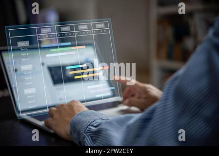 Chef de projet analyste travaillant avec l'ordinateur dans le système de gestion pour progresser la planification et faire un rapport avec le diagramme de planification de graphique KPI.Corporate St Banque D'Images