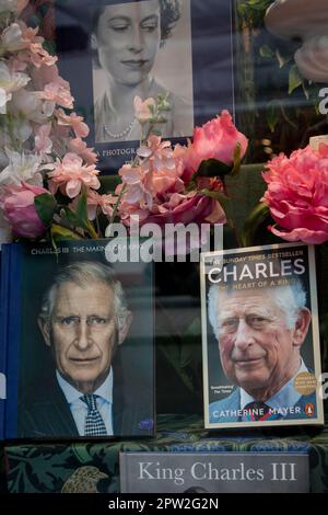 Londres, Royaume-Uni. 28th avril 2023. La Reine tardive regarde son fils dans une vitrine au centre de Londres une semaine avant le couronnement du roi Charles III sur 6 mai 2023. Credit: Kiki Streitberger /Alay Live News Banque D'Images