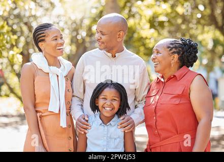Portrait bonne famille afro-américaine de quatre passer du temps de qualité ensemble dans le parc pendant l'été. Grand-parents, mère et fille liant tog Banque D'Images