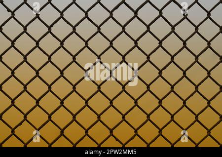 La texture d'un vieux grillage de métal rouillé et sur un fond de couleur neutre. Une triste et sombre image avec une télévision escrime net utilisé dans les prisons ou industrielle p Banque D'Images