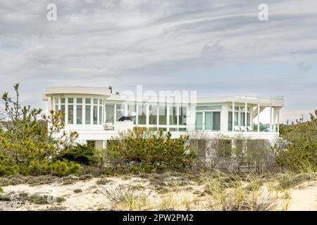 Grand blanc contemporain au 9 mitchell dunes Lane à Amagansett, NY Banque D'Images