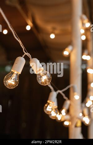 des ampoules chaudes enveloppées dans des guirlandes pour décorer les fêtes Banque D'Images