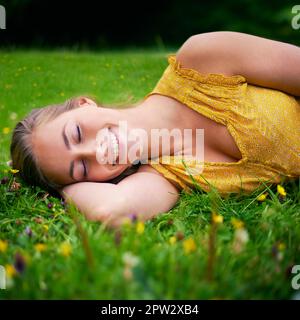 Whatevers bon pour vous âme, faites ça. une jeune femme couché dans un champ d'herbe Banque D'Images