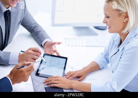 Aimer les améliorations numériques de notre industrie. une femme d'affaires souriante qui se réunit avec ses collègues à l'aide d'une tablette numérique Banque D'Images