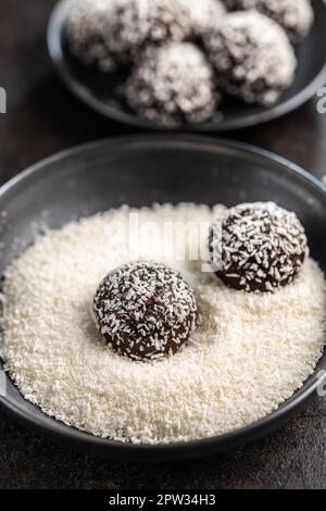 Boules de chocolat à la noix de coco râpées. Banque D'Images