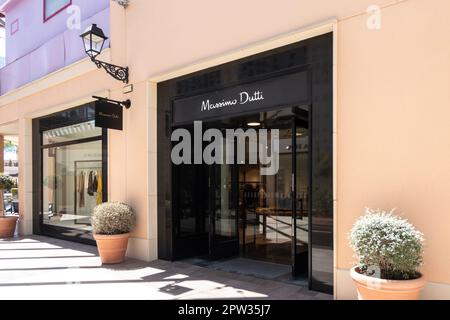 Magasin Massimo Dutti. Massimo Dutti est un détaillant espagnol de vêtements de mode rapide, qui fait partie du groupe Inditex. Orihuela Costa, Alicante, Espagne - 12 avril Banque D'Images