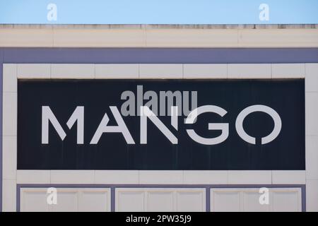 Logo Mango, nom magasin Mango dans le centre commercial boulevard Zenia, Orihuela Costa, Alicante, Espagne - 12 avril 2023 Banque D'Images