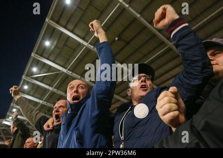 Blackpool, Royaume-Uni. 28th avril 2023. Les fans de Blackpool célèbrent Lewis Fiorini #8 de l'objectif de Blackpool de faire 2-2 pendant le match de championnat de Sky Bet Blackpool vs Millwall à Bloomfield Road, Blackpool, Royaume-Uni, 28th avril 2023 (photo de Gareth Evans/News Images) à Blackpool, Royaume-Uni le 4/28/2023. (Photo de Gareth Evans/News Images/Sipa USA) Credit: SIPA USA/Alay Live News Banque D'Images