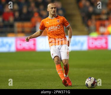Blackpool, Royaume-Uni. 28th avril 2023. Lewis Fiorini #8 de Blackpool passe le ballon pendant le match de championnat de Sky Bet Blackpool vs Millwall à Bloomfield Road, Blackpool, Royaume-Uni, 28th avril 2023 (photo de Gareth Evans/News Images) à Blackpool, Royaume-Uni le 4/28/2023. (Photo de Gareth Evans/News Images/Sipa USA) Credit: SIPA USA/Alay Live News Banque D'Images
