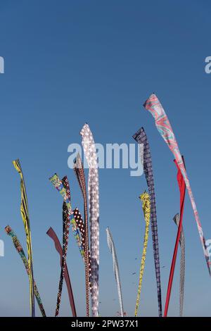 Divers cerfs-volants volant sur le ciel bleu dans le festival de cerf-volant. Banque D'Images