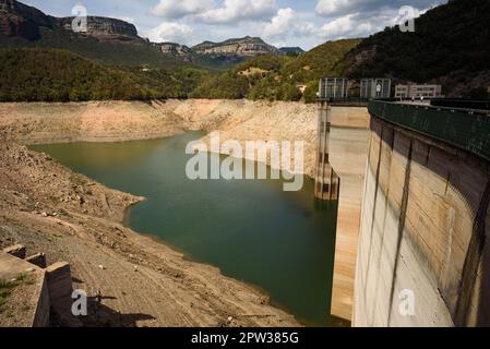Vilanova de Sau, Espagne - 27 avril 2023 : barrage vu au réservoir d'eau de Sau. Le réservoir d'eau, l'une des principales sources d'eau de la région espagnole de Catalogne et en particulier pour la ville de Barcelone, est maintenant à 6% de capacité selon les données de l'Agence catalane de l'eau, tandis que les réservoirs d'eau de la région sont à 27% de capacité, Ce qui a forcé le gouvernement local à prendre des mesures contre la pénurie d'eau, l'Espagne étant entrée dans une période de sécheresse chronique. Le niveau record a fait resurface à la ville de Sant Romà avec son clocher emblématique, qui a été inondé en 60s quand le barrage Banque D'Images