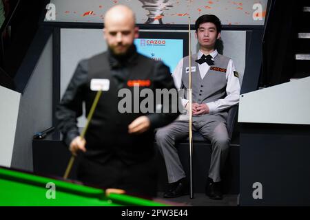 Luca Brecel en action contre si Jiahui (à droite) le 14 e jour du Championnat du monde de Snooker de Cazoo au Crucible Theatre, Sheffield. Date de la photo: Vendredi 28 avril 2023. Banque D'Images