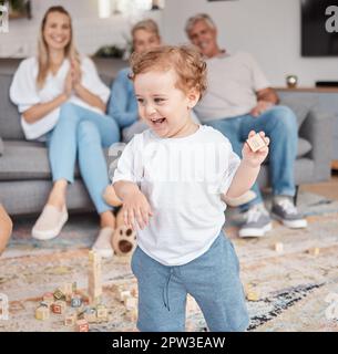 Enfants, blocs de construction et famille heureuse dans la maison de salon, salon et maison de l'apprentissage créatif, de la croissance et du développement. Tout-petit garçon enfant joue avec Banque D'Images