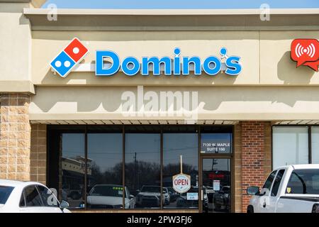Extérieur et façade du restaurant de pizza Domino's à commander et à retirer uniquement dans un centre commercial de Strip. Wichita, Kansas, États-Unis. Banque D'Images
