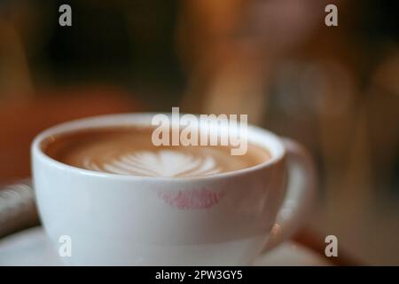 Tasse à café avec Latte Art et imprimé rouge à lèvres Banque D'Images