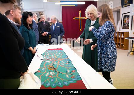 Le roi Charles III et la reine Consort regardent les travaux d'aiguille sur une partie de l'écran d'onction lors de leur visite au Collège royal des travaux d'aiguille du palais de Hampton court à East Molesey, Surrey, pour voir les progrès et rencontrer les artisans et les brodeurs qui ont contribué au projet. L'écran d'onction sera utilisé pour le moment le plus sacré du couronnement sur 6 mai, avant l'investiture et le couronnement du roi. Date de la photo: Mardi 21 mars 2023. Banque D'Images