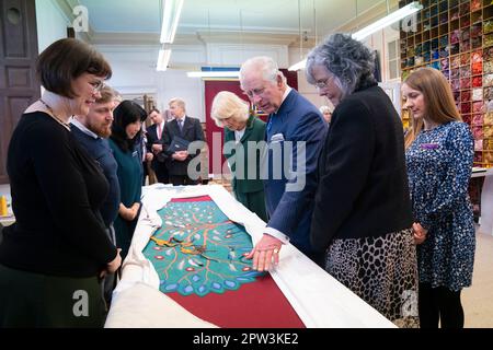 Le roi Charles III et la reine Consort regardent les travaux d'aiguille sur une partie de l'écran d'onction lors de leur visite au Collège royal des travaux d'aiguille du palais de Hampton court à East Molesey, Surrey, pour voir les progrès et rencontrer les artisans et les brodeurs qui ont contribué au projet. L'écran d'onction sera utilisé pour le moment le plus sacré du couronnement sur 6 mai, avant l'investiture et le couronnement du roi. Date de la photo: Mardi 21 mars 2023. Banque D'Images