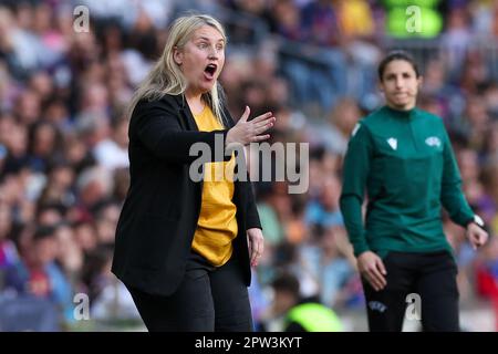 BRCELONA, ESPAGNE - AVRIL 27 : Emma Hayes, de Chelsea FC femmes, lors du match de la Ligue 2nd des champions des femmes de l'UEFA entre le FC Barcelone et le FC Chelsea, au stade Camp Nou de 27 avril 2023, à Brcelona, en Espagne Banque D'Images