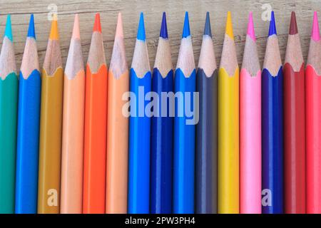Gros plan de différents crayons en bois colorés, nettement affûtés Banque D'Images