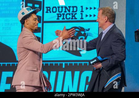 Le quarterback des Carolina Panthers Bryce Young rencontre le commissaire de la NFL Roger Goodell après être devenu le premier choix de draft lors de la draft 2023 de la NFL jeudi 1er jour le 27 avril 2023 à Union Station à Kansas City, Missouri. (Max Siker / image du sport) Banque D'Images