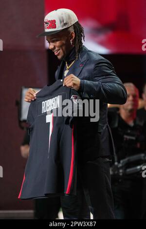 Atlanta Falcons Running Back Bijan Robinson pose avec un maillot de sélection de première ronde lors de la draft 2023 de la NFL jeudi 1er jour le 27 avril 2023 à Union Station à Kansas City, Missouri. (Max Siker / image du sport) Banque D'Images