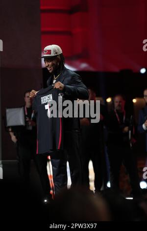 Atlanta Falcons Running Back Bijan Robinson pose avec un maillot de sélection de première ronde lors de la draft 2023 de la NFL jeudi 1er jour le 27 avril 2023 à Union Station à Kansas City, Missouri. (Max Siker / image du sport) Banque D'Images