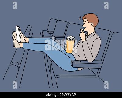 Un jeune homme heureux avec du pop-corn assis sur la chaise, regardez un film au cinéma. Un homme souriant regarde un film dans le théâtre le week-end. Loisirs et divertissement. Illustration vectorielle Banque D'Images
