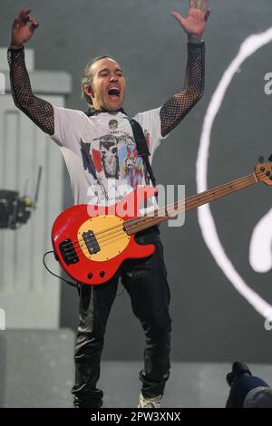 Le bassiste et parolier de Fall Out Boy Pete Wentz se produit après la draft 2023 de la NFL jeudi 1er jour lors de la série de concerts de la NFL le 27 avril 2023 à Union Station à Kansas City, Missouri. (Max Siker / image du sport) Banque D'Images