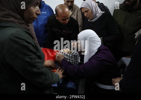 Bethléem. 28th avril 2023. Les Palestiniens pleurent sur le corps d'Omran Al-Sabbah dans un hôpital de la ville de Cisjordanie de Bethléem, sur 28 avril 2023. L'adolescent palestinien a été tué vendredi par des soldats israéliens lors d'affrontements dans le village de Tuqu, près de la ville de Bethléem en Cisjordanie, a déclaré des sources palestiniennes et israéliennes. Crédit: Mamoun Wazwaz/Xinhua/Alamy Live News Banque D'Images