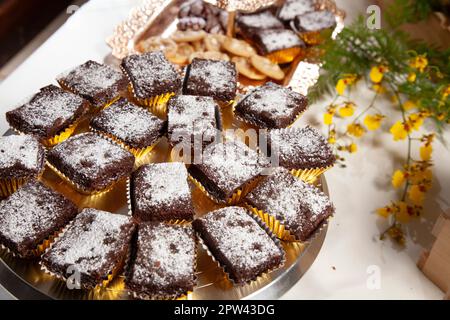 Savoureux brownies au chocolat, portions avec sucre en poudre sur le dessus. Banque D'Images