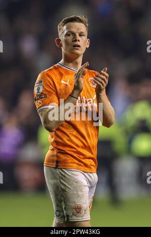 Blackpool, Royaume-Uni. 28th avril 2023. Andy Lyons #24 de Blackpool applaudit les fans lors du match de championnat Sky Bet Blackpool vs Millwall à Bloomfield Road, Blackpool, Royaume-Uni, 28th avril 2023 (photo de Mark Cosgrove/News Images) à Blackpool, Royaume-Uni le 4/28/2023. (Photo de Mark Cosgrove/News Images/Sipa USA) crédit: SIPA USA/Alay Live News Banque D'Images