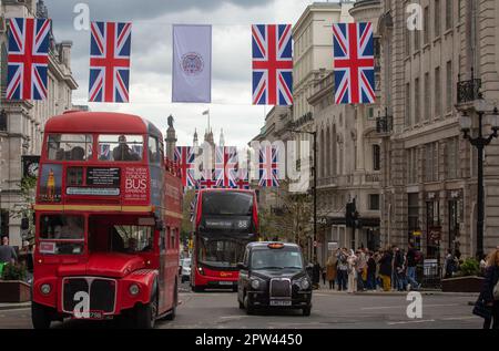 Londres, Royaume-Uni. 28th avril 2023. Les rues de Wes End de Londres sont décorées avec des Union Jacks avant le couronnement du roi Charles III Crédit : ZUMA Press, Inc./Alay Live News Banque D'Images