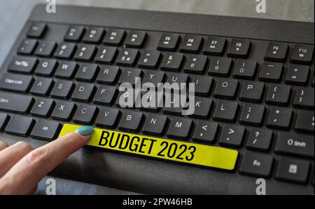 Affiche textuelle indiquant le budget de 2023, mot pour l'estimation des recettes et des dépenses pour l'année suivante ou en cours Banque D'Images