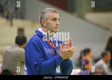 Gijon, Espagne, 28th avril 2023 : L'entraîneur de Super Amara Bera Bera, Imanol Alvarez pendant la première partie de la quart de finale de la Ligue Iberdrola 2022-23 entre Motive.co Gijon et Super Amara Bera Bera, sur 28 avril 2023, au Pavillon sportif de la Arena, à Gijon, Espagne. Credit: Alberto Brevers / Alay Live News Banque D'Images