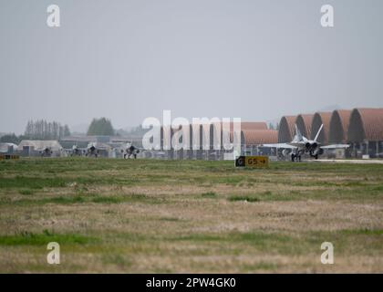 Quatre États-Unis Faucon de combat de la Force aérienne F-16 affecté à la 8th escadre de combat, à la base aérienne de Kunsan, en République de Corée, et un F/A-18C Hornet de l'escadron d'attaque de chasseurs maritimes 115, à la station aérienne du corps maritime de Beaufort, en Caroline du Sud, taxi jusqu'à la piste pendant l'entraînement de vol de la Corée 2023 à Gwangju AB, ROK, 17 avril 2023. LE KFT 23 est un événement d’entraînement combiné axé sur l’exécution tactique de missions de combat pour maintenir l’état de préparation militaire et fait partie du programme d’entraînement annuel de routine de l’alliance ROK-États-Unis. (É.-U. Photo de la Force aérienne par le sergent d'état-major Isaiah J. Soliz) Banque D'Images