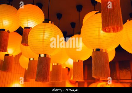 Lanternes rouges accrochées en rangées pendant la nouvelle année lunaire chinoise. Arrière-plan nocturne Banque D'Images