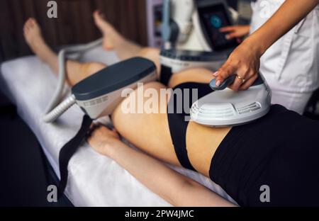 Femme Obtenant Le Massage Électrique De Stimulation Musculaire Au Fessier  Banque D'Images et Photos Libres De Droits. Image 14154775