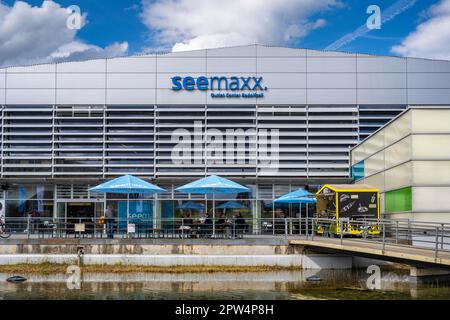 Espace gastronomique et espace ouvert du centre de magasins d'usine de Radolfzell, quartier de Constance, Bade-Wurtemberg, Allemagne Banque D'Images