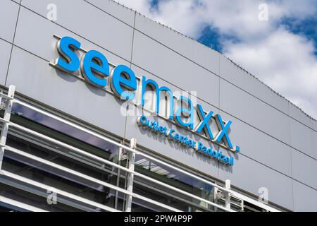 Logo du centre de magasins d'usine apparent Radolfzell sur une façade en aluminium, quartier de Constance, Bade-Wurtemberg, Allemagne Banque D'Images