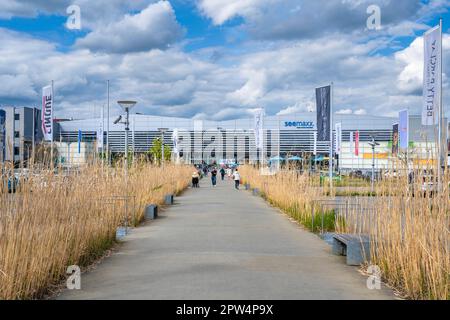 Sentier menant au centre de magasins d'usine de paraaxe Radolfzell, district de Konstanz, Bade-Wurtemberg, Allemagne Banque D'Images