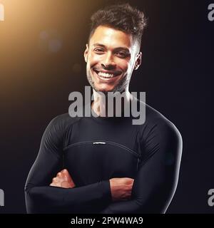 Il est agréable d'être en forme. Photo studio d'un jeune homme en forme isolé sur le noir Banque D'Images