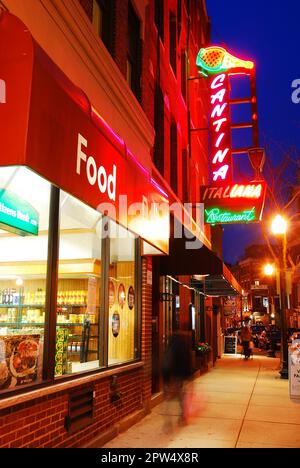 Les néons des restaurants et des bars illuminent les rues la nuit dans le quartier traditionnel italien du Nord Banque D'Images