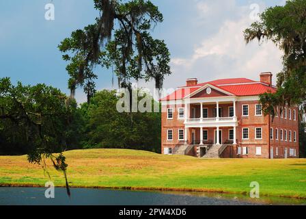 La mousse espagnole d'un arbre est suspendue et entoure le Drayton Hall historique, à Charleston, en Caroline du Sud Banque D'Images