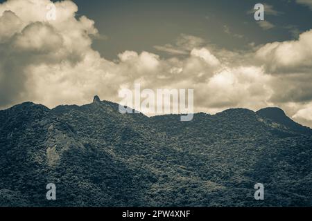 Vieille photo noir et blanc de la montagne Abraao Pico do Papagaio avec des nuages sur Ilha Grande Angra dos Reis Rio de Janeiro Brésil. Banque D'Images