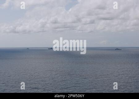 ÉTATS-UNIS Navire de croisière de classe Ticonderoga USS San Jacinto (CG 56), navire d'assaut amphibie de classe Wasp USS Bataan (LHD 5), Et le navire d'atterrissage sur quai de la classe Harpers Ferry USS carter Hall (LSD 50) (de gauche à droite respectivement), conduisent un transit en détroit et un exercice de défense de la Force opérationnelle amphibie (DATF) lors de l'exercice Amphibie Ready Group/MEU (ARGMEUEX) alors qu'il est en cours dans l'océan Atlantique, au 26 avril 2023. Le DATF intègre les capacités du corps des Marines et de la Marine, y compris les avions, les systèmes d'armes à équipage, les tireurs d'élite et la guerre électronique, pour défendre les navires dans une vaste gamme de situations de combat. Banque D'Images